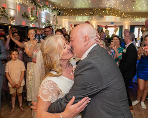 Vicky & Neil dance floor kiss