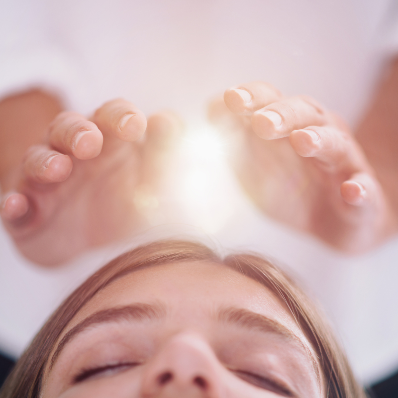 Formación Holística Costa Rica ofrece cursos de Reiki y Péndulo Hebreo, Registros Akáshicos, Chakras.