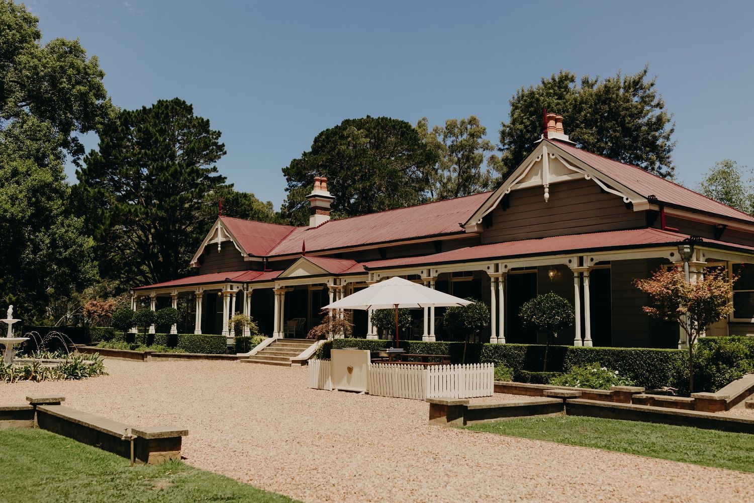 Panoramic view of an elegant wedding venue with colonial-style architecture and manicured grounds.