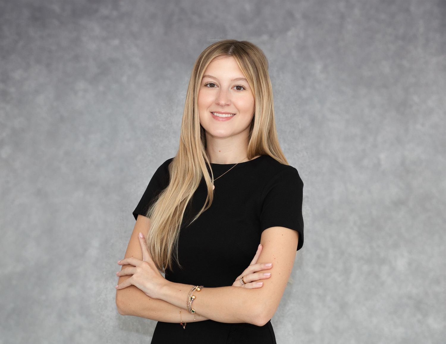 a woman posing for headshot photoshoot, headshot for Linkedin, headshoot photographer in schaumburg, IL