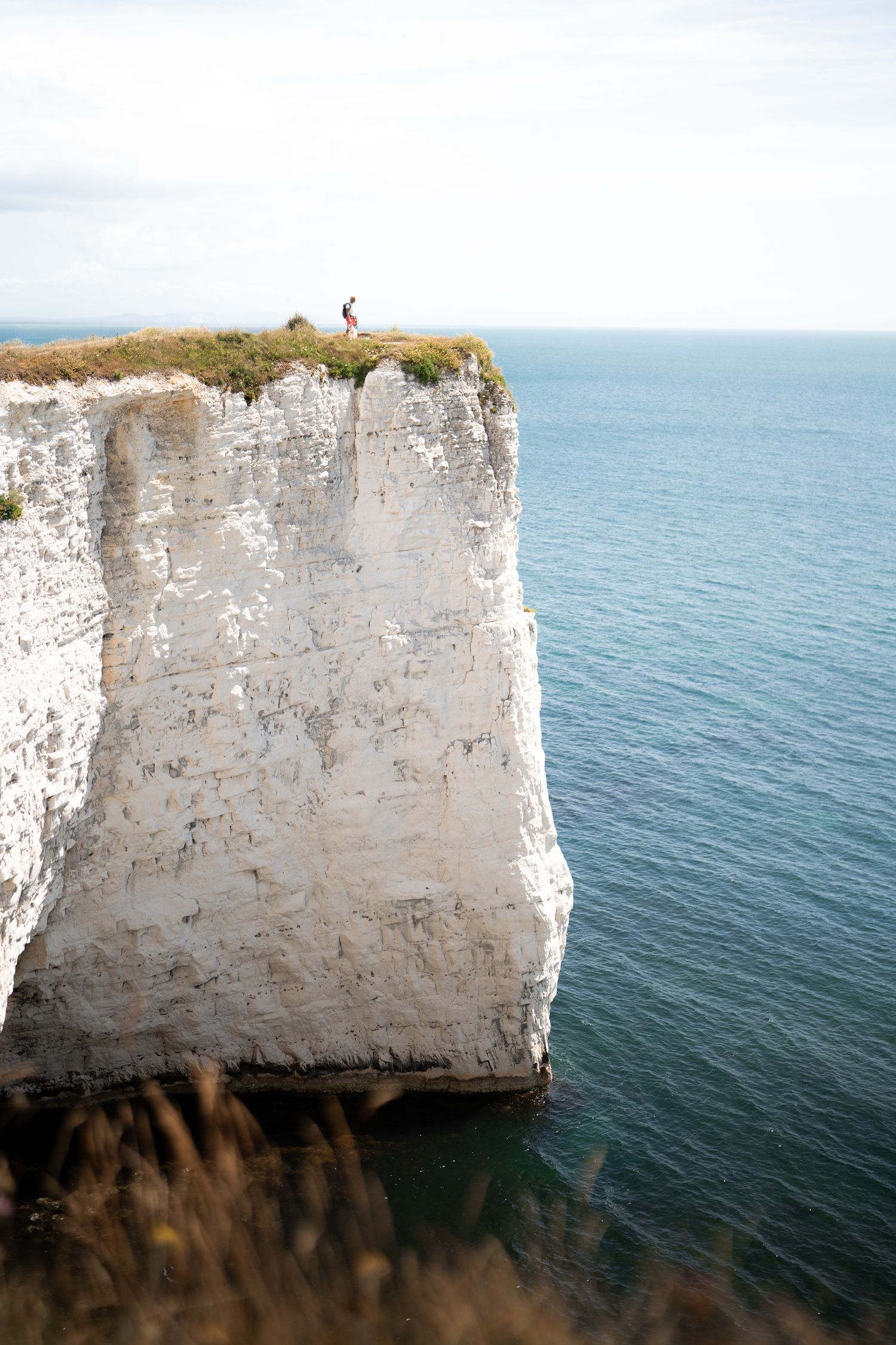 randonneur en haut des falaises blanches de old harry rocks sur la jurassic coast en angleterre