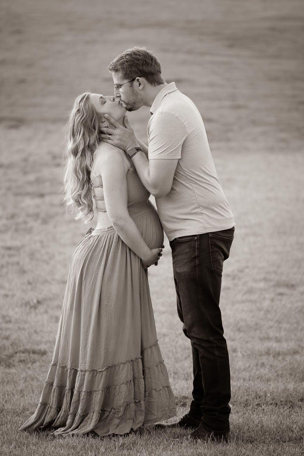 Black and white image of an expectant couple kissing during maternity photoshoot by Los Gatos Photographer Cindy Tucey
