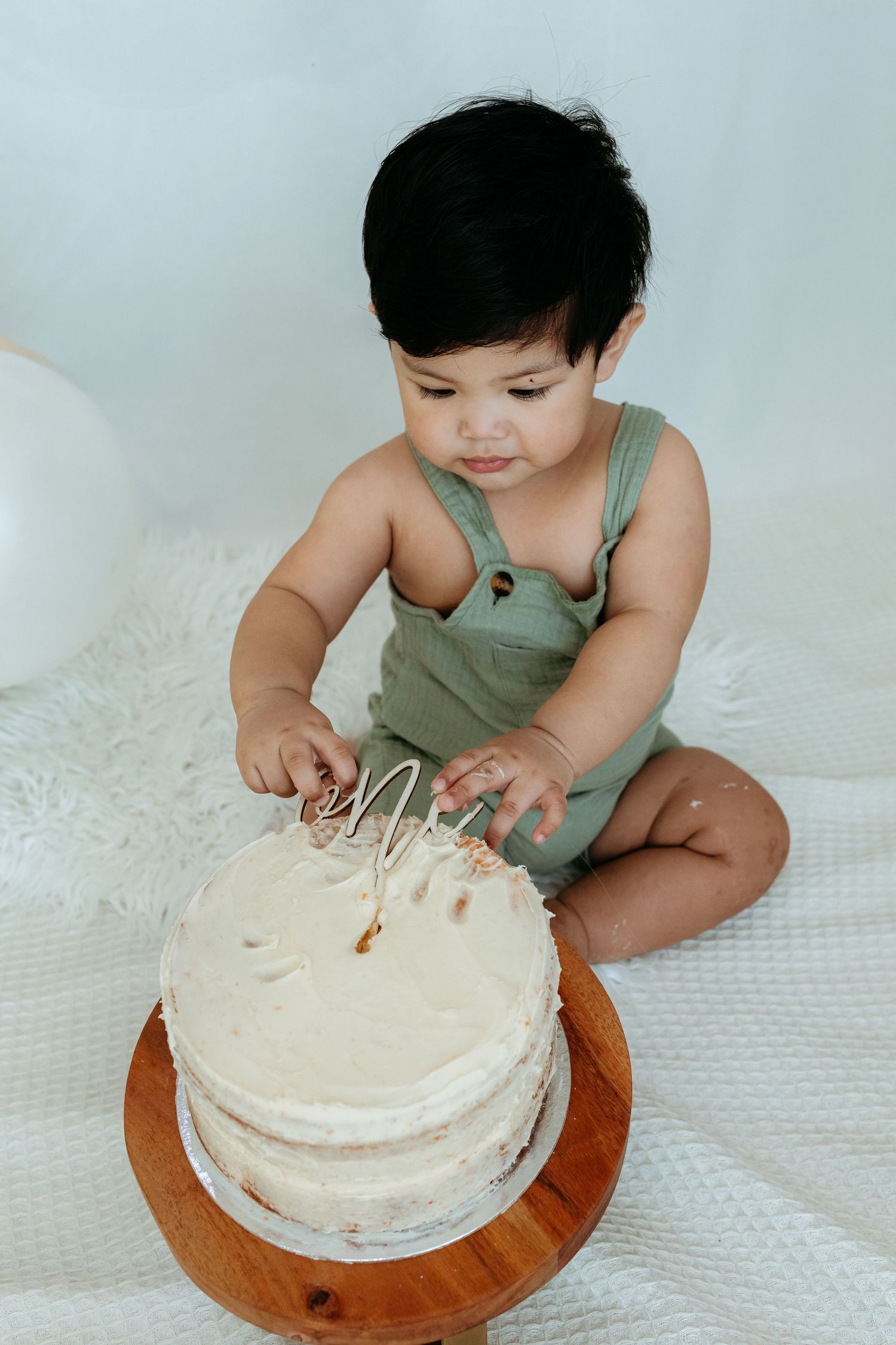 cake smash white photoshoot abu dhabi