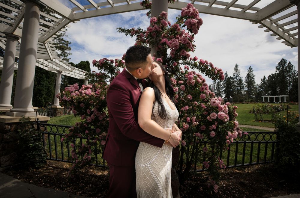 bridal portraits at the rose garden in spokane washington. Taken by Jessica Rae Photography.