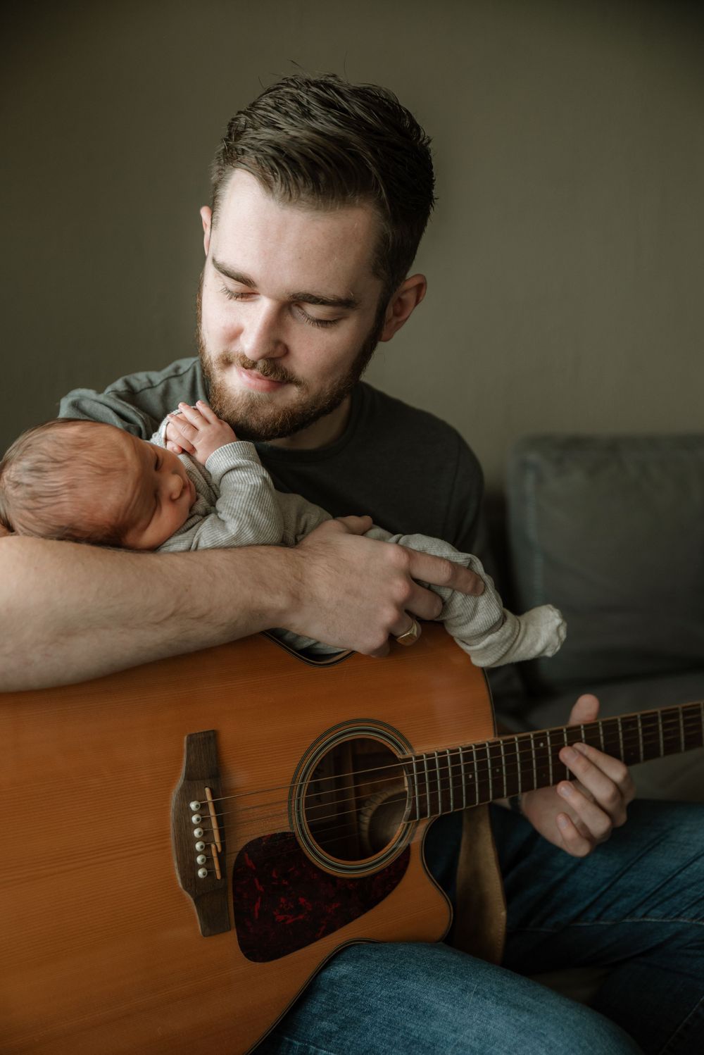 vader met baby en gitaar
