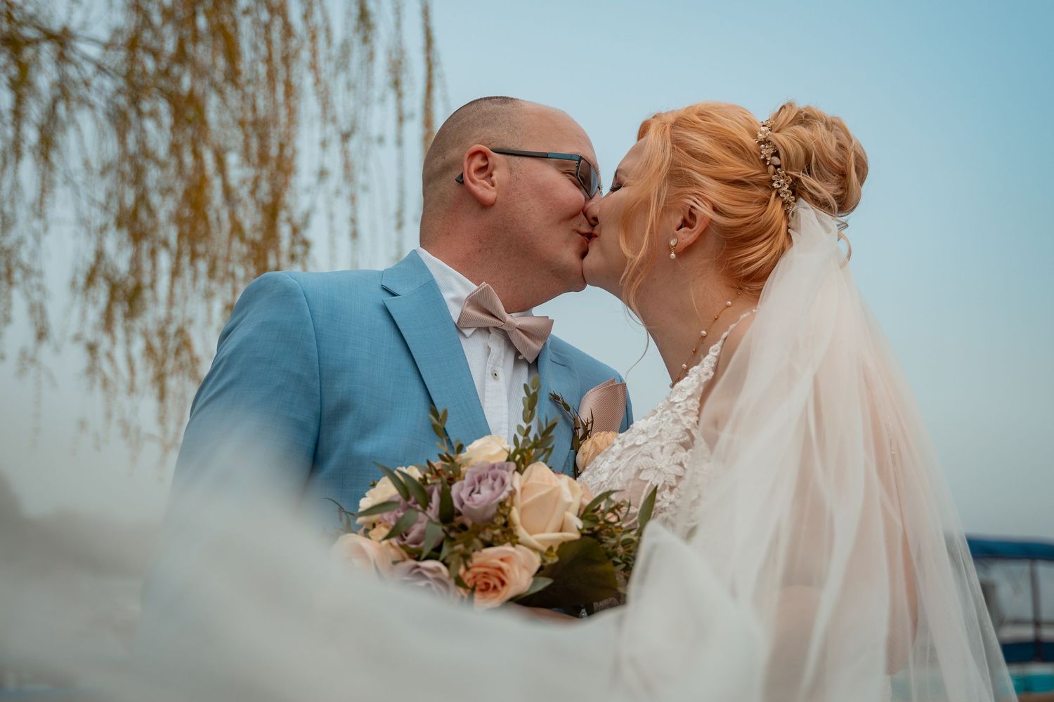 Hochzeit am Därmeritzsee Hotel in Berlin: Romantischer Beginn mit dem ersten Kuss während der freien Trauung.