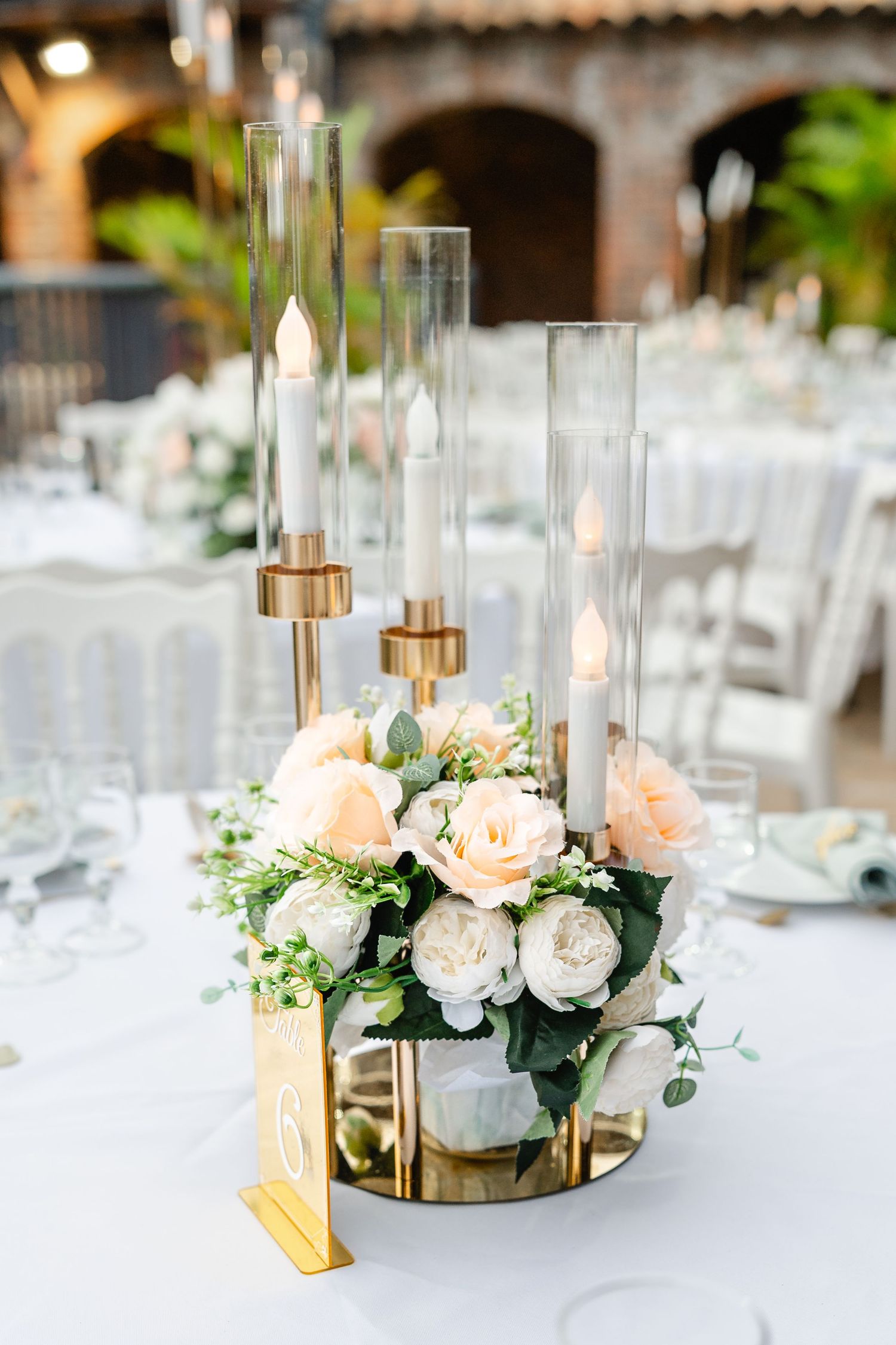 Centre de table avec des fleurs sur une table de mariage