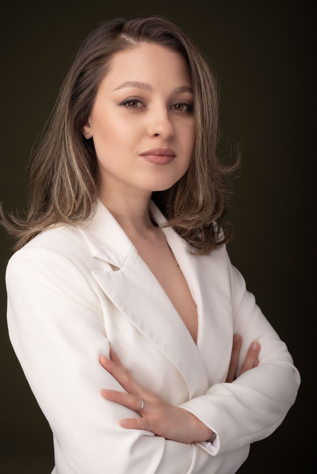 Portret business casual, cu zambet cald si postura relaxata