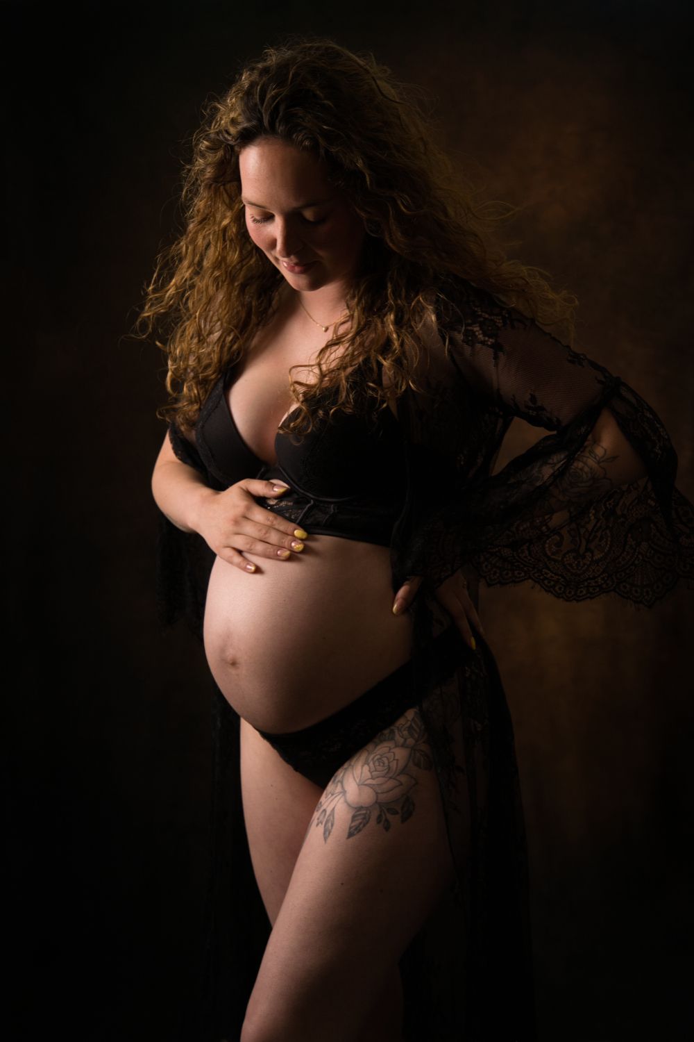 Zwangerschaps fotosessie in lingerie met prachtige belichting. Door Zwangerschapsfotograaf Miriam van Lokven