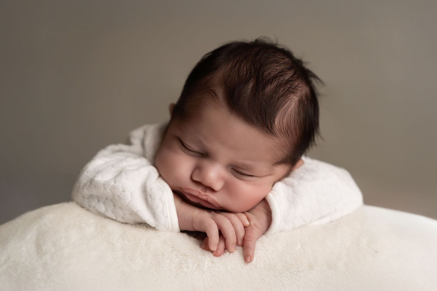newbornshoot van een pasgeboren baby, vastgelegd in zachte warme beige tinten. in een huiselijke sfeer. gefotografeerd in Eindhoven
