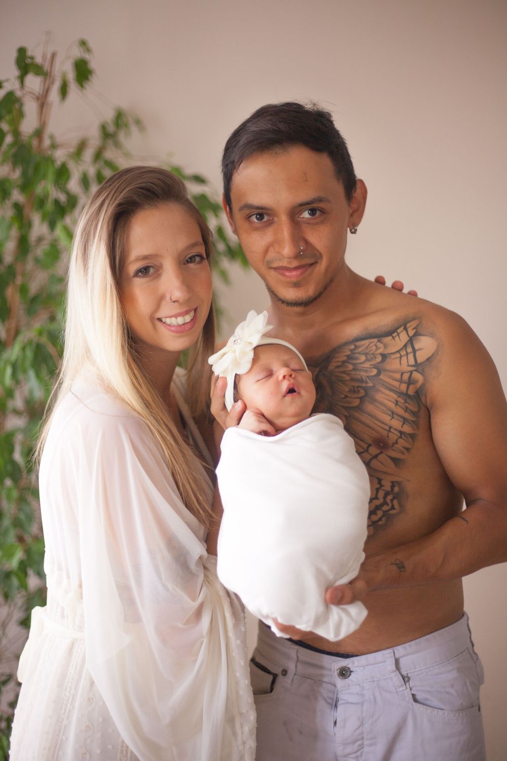 genitori con figlia baby in braccio, sessione fotografica baby a domicilio a Peschiera Borromeo, sessione baby provincia Milano, mamma papà