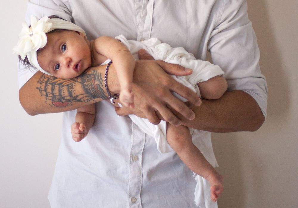 papà con figlia in braccio, sessione famiglia, sessione fotografica baby a domicilio a Peschiera Borromeo, sessione baby provincia Milano