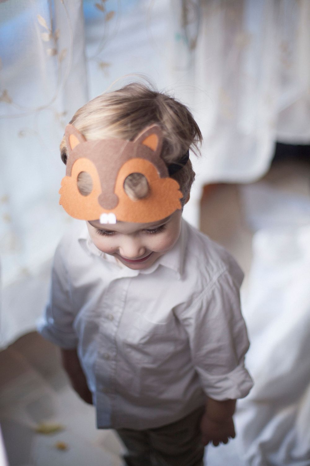 bimbo tre anni fotografato in casa con maschera, maschera criceto, carnevale fotografia sessione a domicilio, a Milano, fotografa