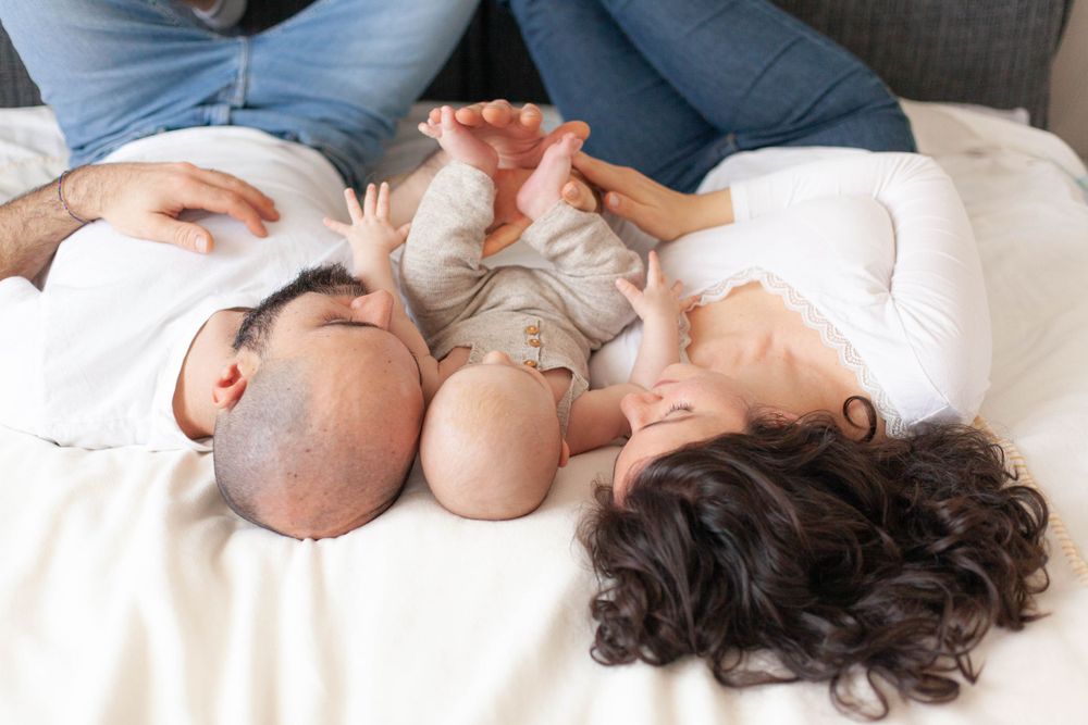 due mesi neonato baby foto lettone famiglia, sessione family a domicilio, jeans e maglietta bianca,