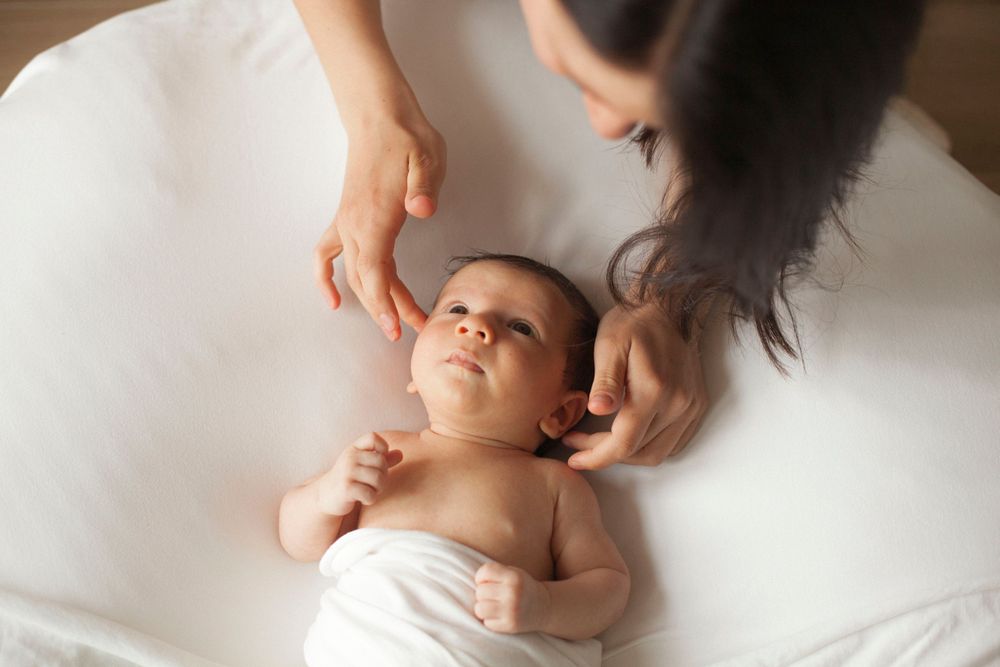 neonato di due mesi guarda la mamma in faccia, neonato sveglio, neonato sul beanbag
