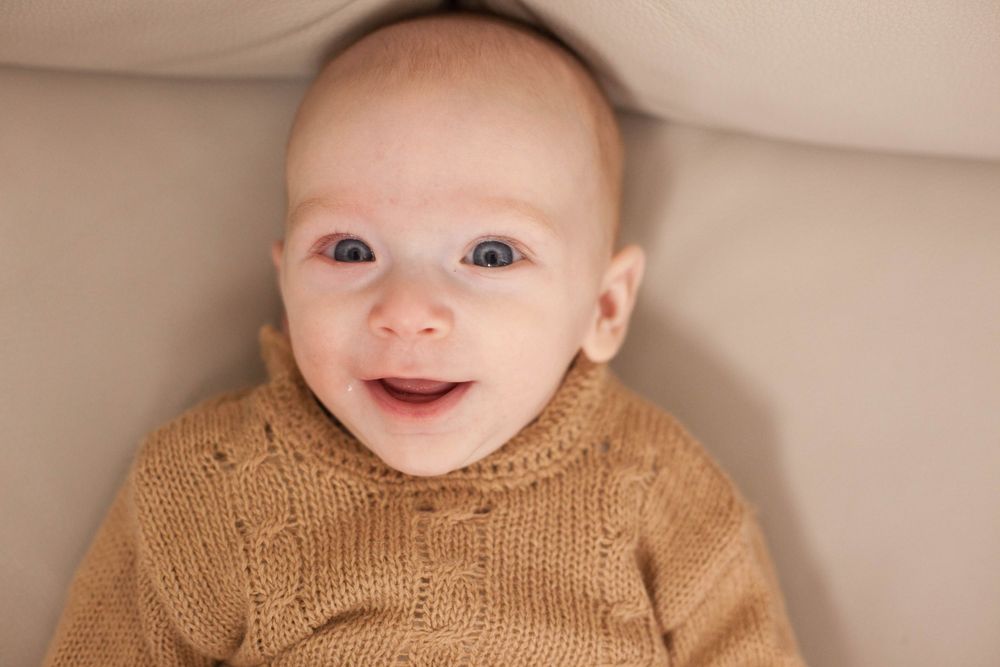 bimbo due mesi, baby, felicità, ridere, sessione famiglia a domicilio, fotoricordi a casa, esperienza fotografica con mamma e papa
