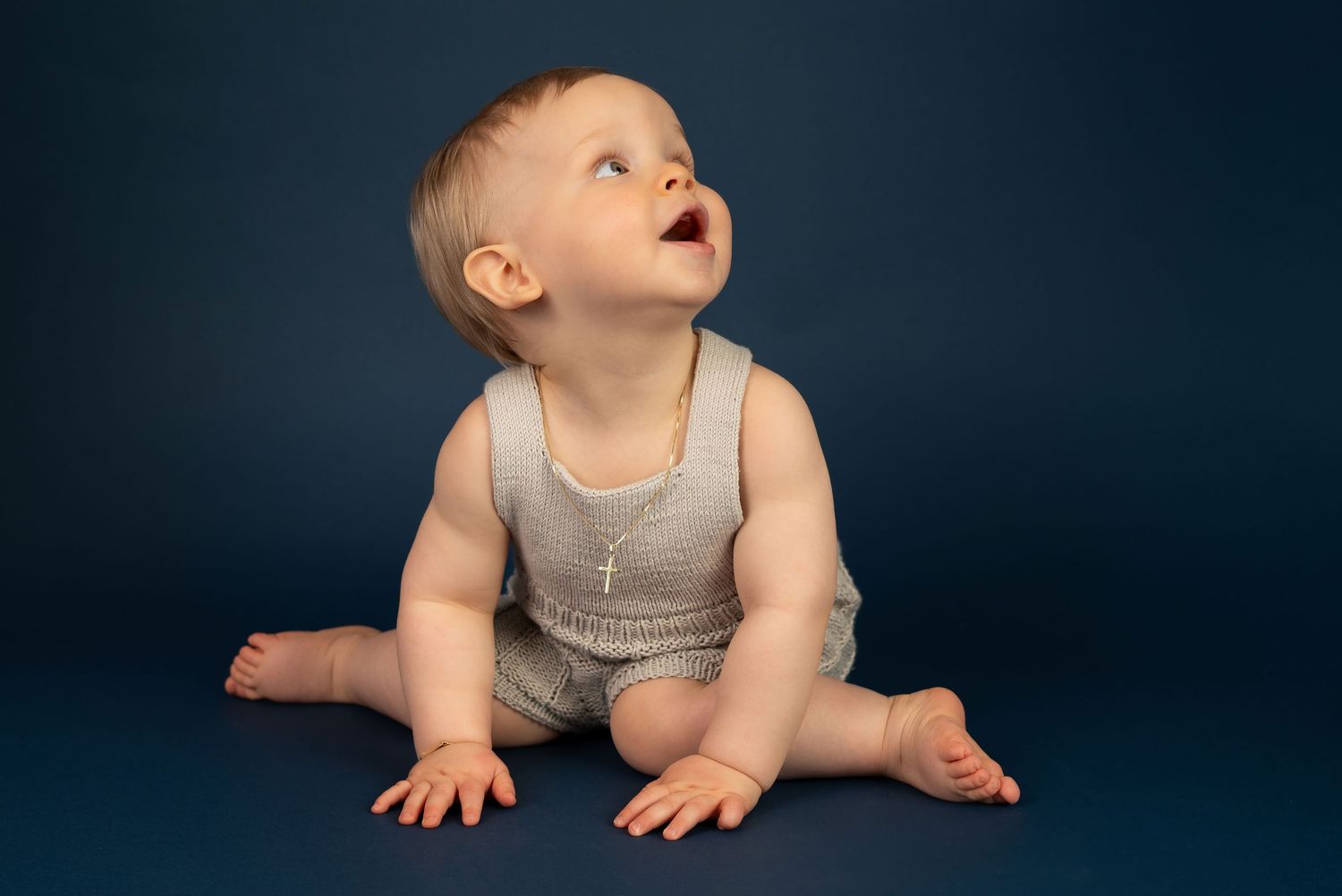 Ettårsfotografering i studio i Sandnes -Ettåring med mørk blå bakgrunn