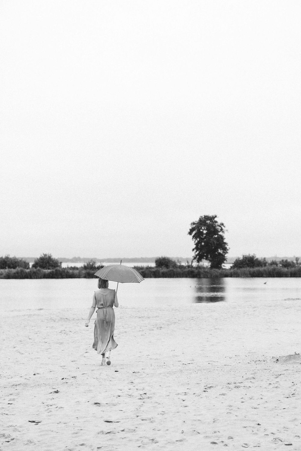 Portret vrouw. Strand. Water. Creatief.