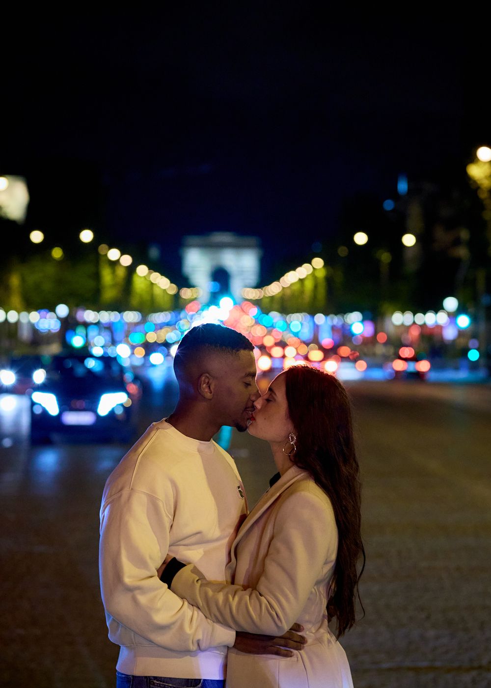 dos novios besandose en los champs elisees en paris