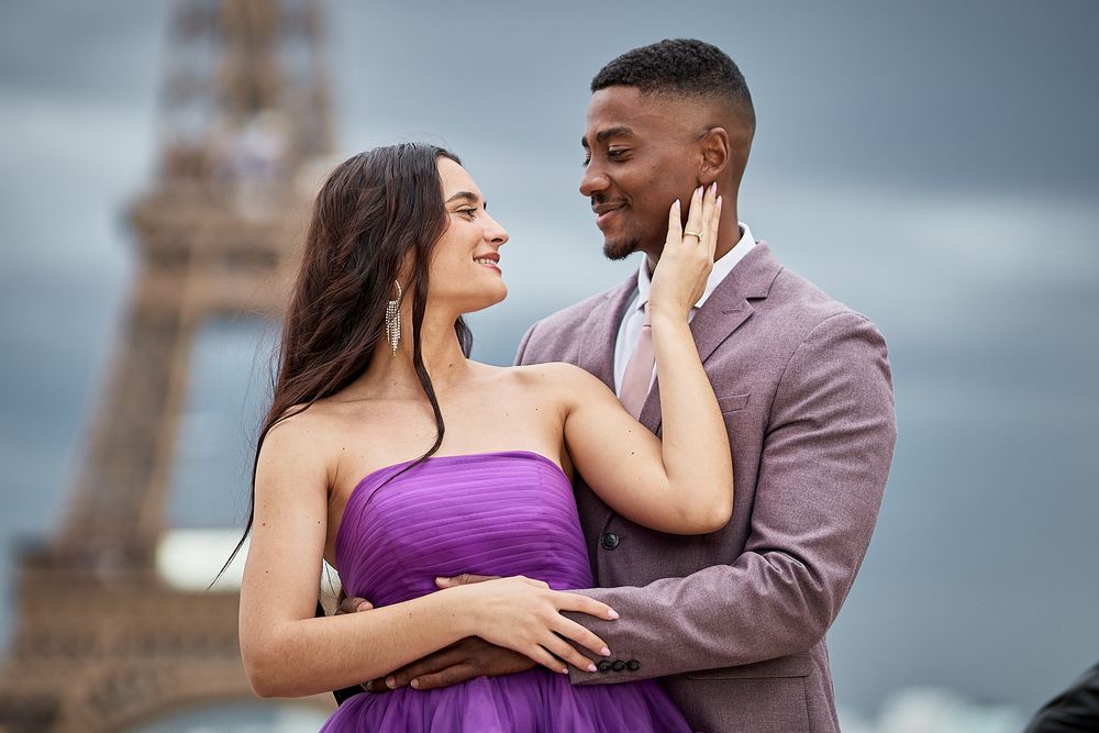 novios en paris se miran con amor