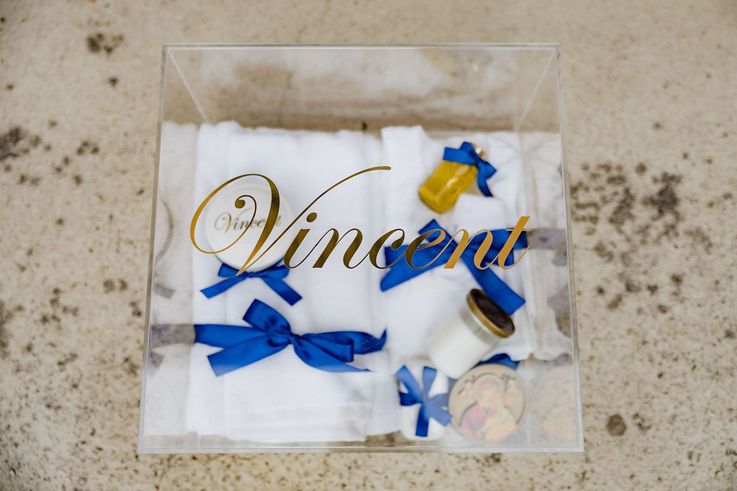 Decorative white box with 'Vincent' text and blue ribbon accents.