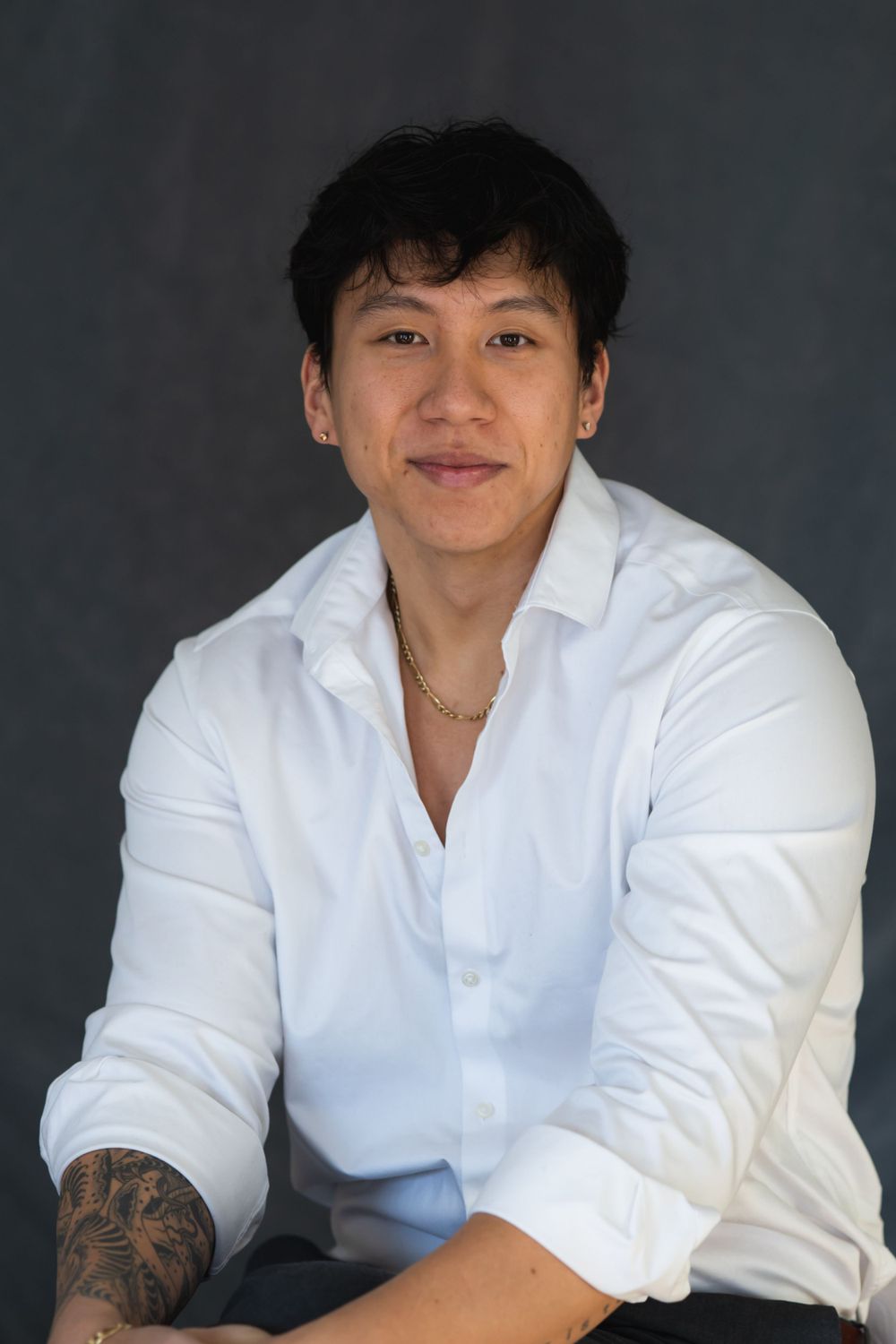 LinkedIn profile headshot against modern backdrop, St. Louis professional photographer