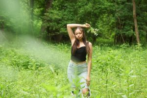 mini session senior photos grass flowers