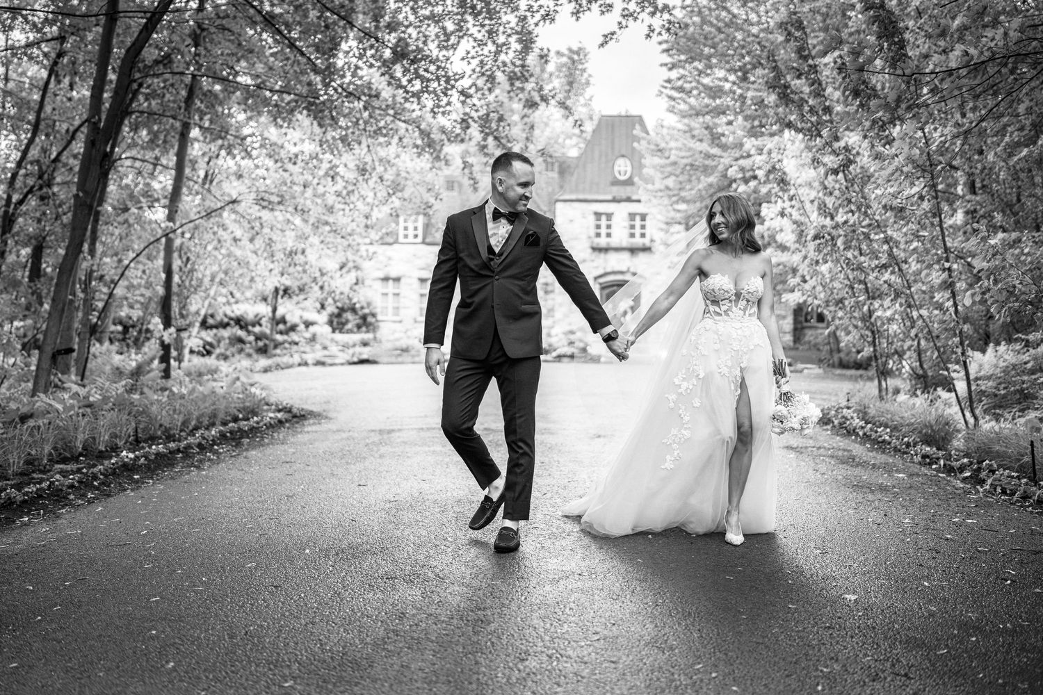 Photographe de Montréal capturant l’essence de l’amour à Rive-Sud, dans un style éditorial. Meilleur photographe de mariage au Québec.