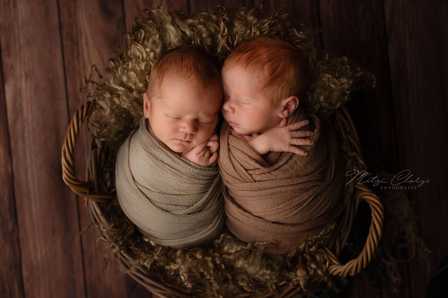 Tweeling pasgeboren baby's tijdens newbornshoot in studio in Goes