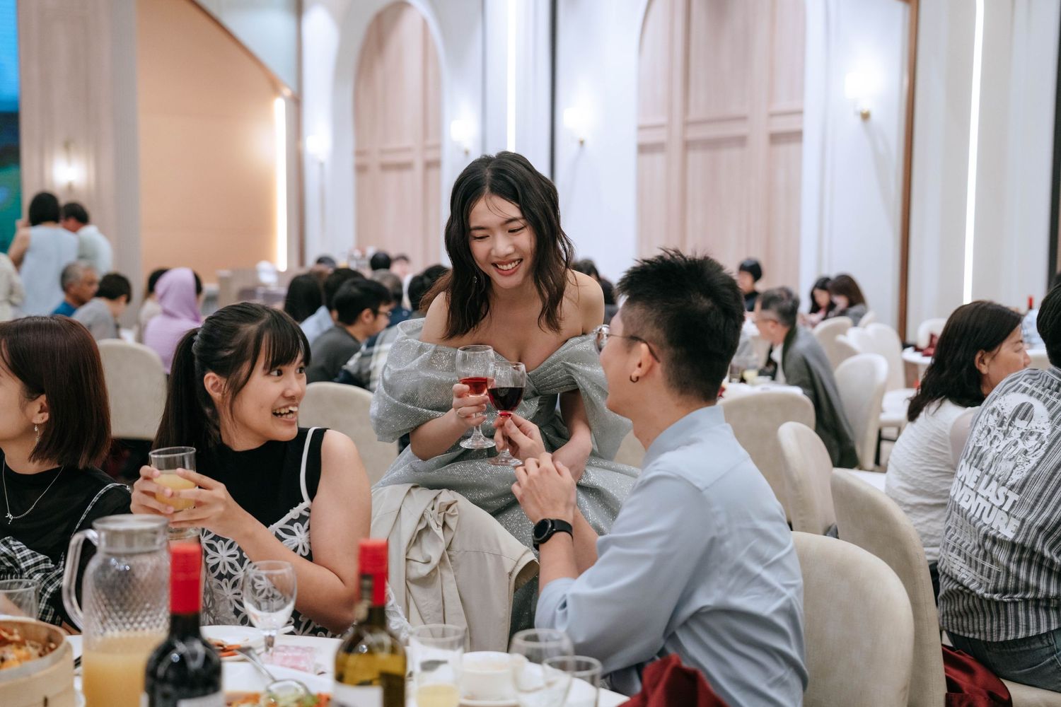 桃園晶宴午宴婚禮攝影,由渴望影像女攝影師 Jen 拍攝,以自然明亮、溫暖細膩的影像記錄新人與家人的真實互動。渴望影像提供桃園、台北、台中、台南、高雄及全台婚禮攝影,擅長飯店宴會、美式戶外婚禮、證婚與傳統婚禮,以自然而有美感的方式留下每一場婚禮故事。