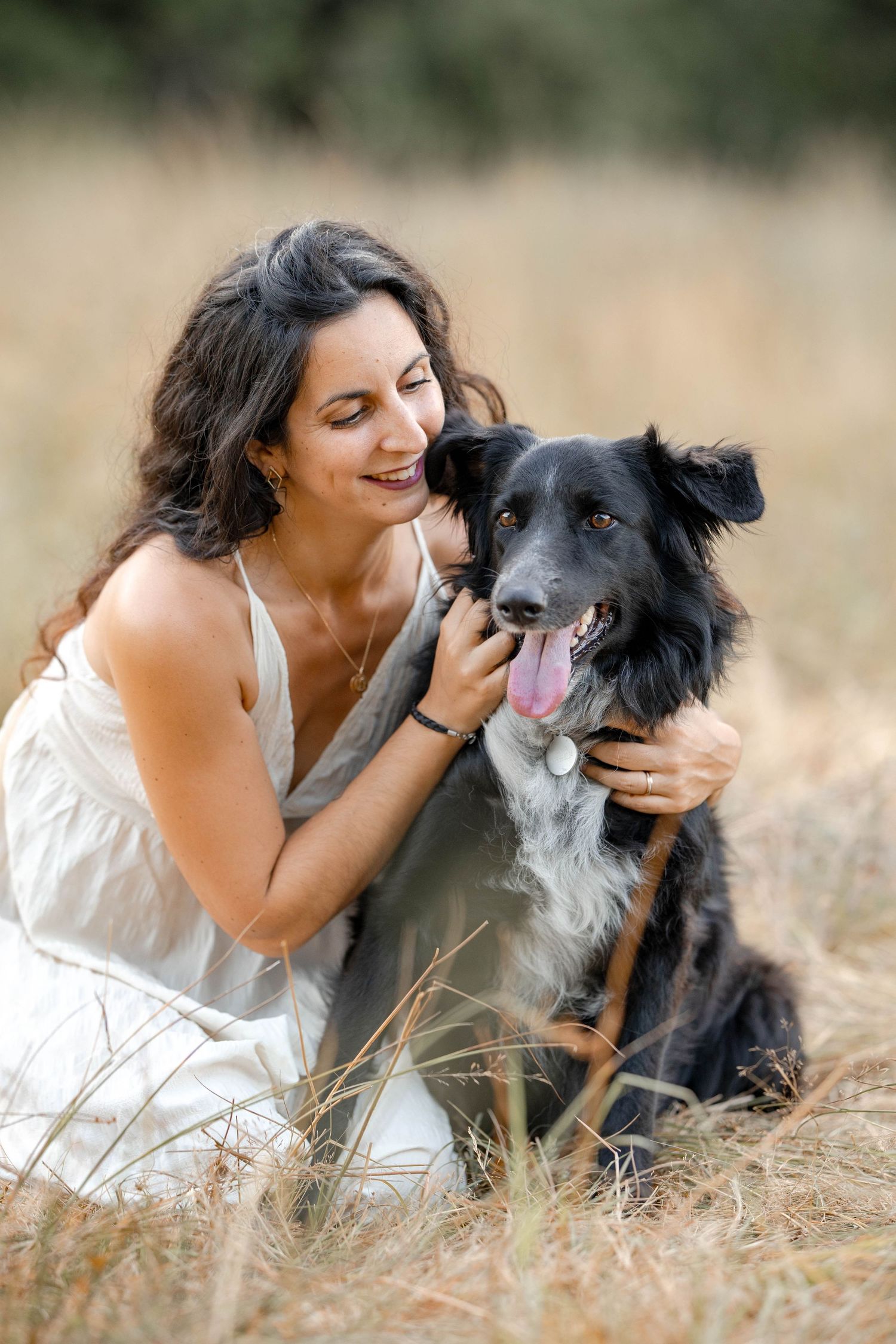 Chien photographié avec son humaine en pleine nature dans le Médoc