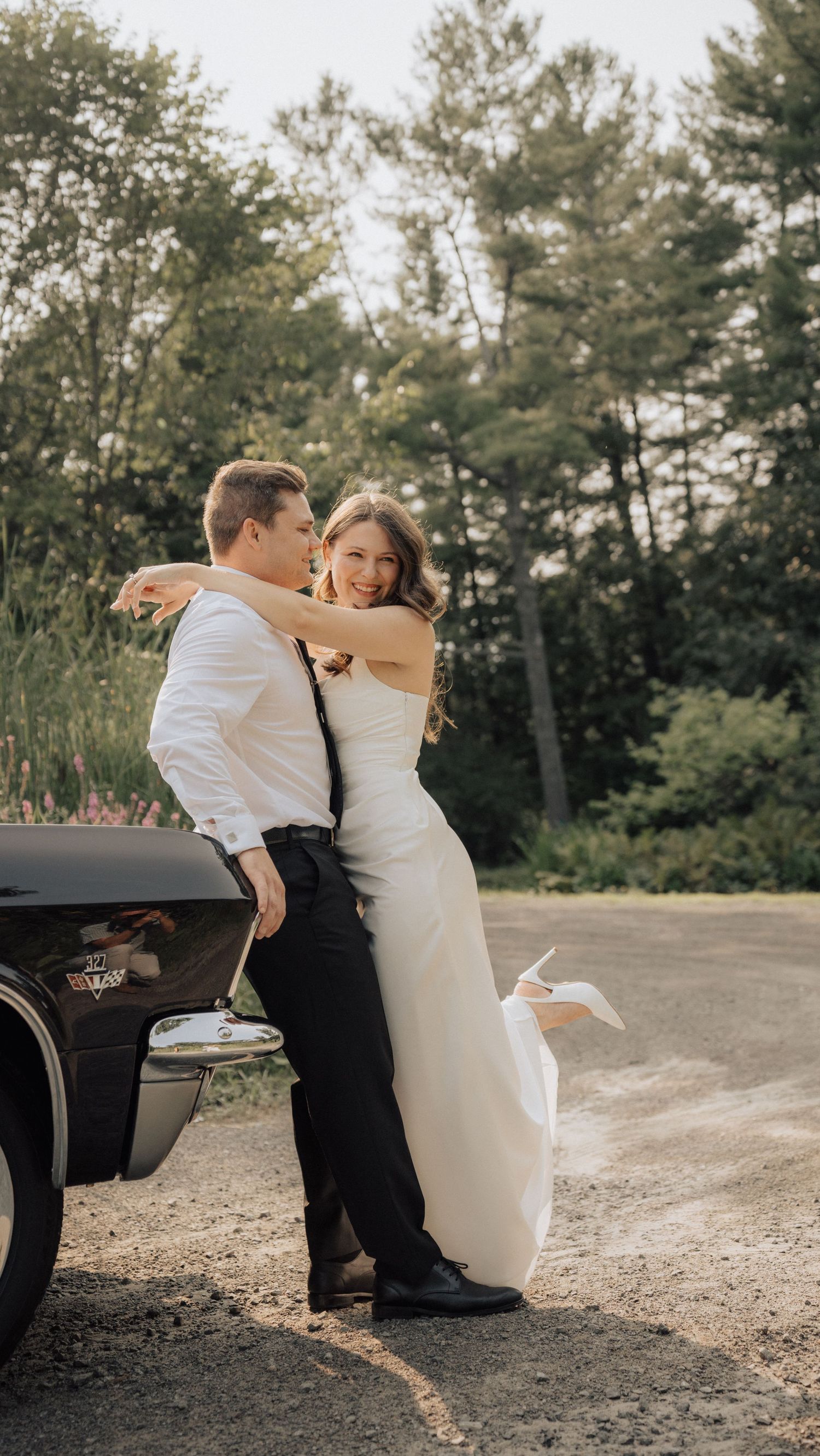 Photographe de fiançailles à Sainte-Adèle, séance photo de couple naturelle, romantique et élégante dans les Laurentides.