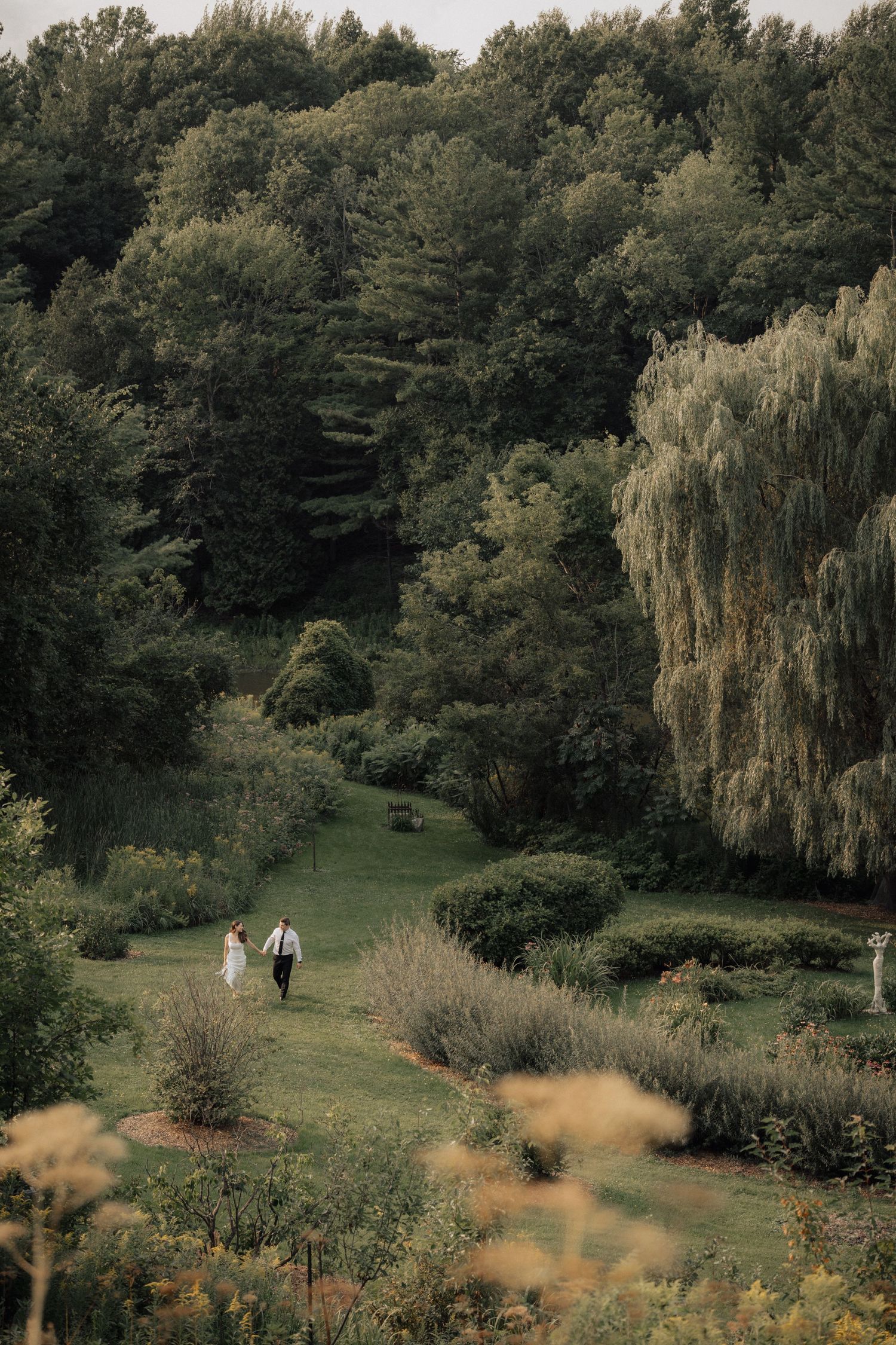 Photographe de fiançailles à Saint-Jérôme, séance photo de couple élégante, spontanée et intemporelle.