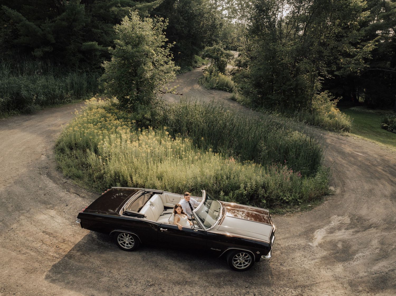 Photographe de fiançailles à Sainte-Anne-des-Lacs, séance romantique de couple au style élégant et naturel.