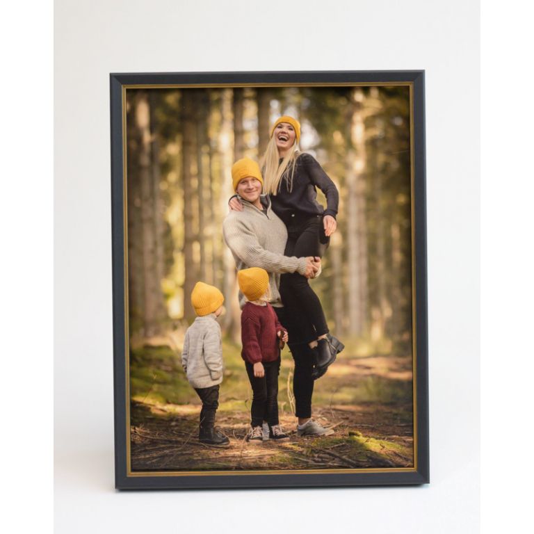 Produktbilde av et innrammet bilde fra Lundeby Foto av en familie i skogen.