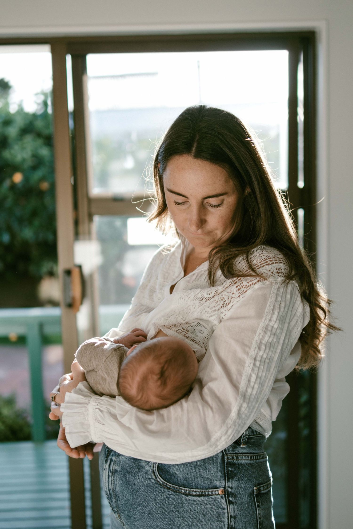 Coromandel peninsula family photography, a relaxed storytelling family in home newborn session