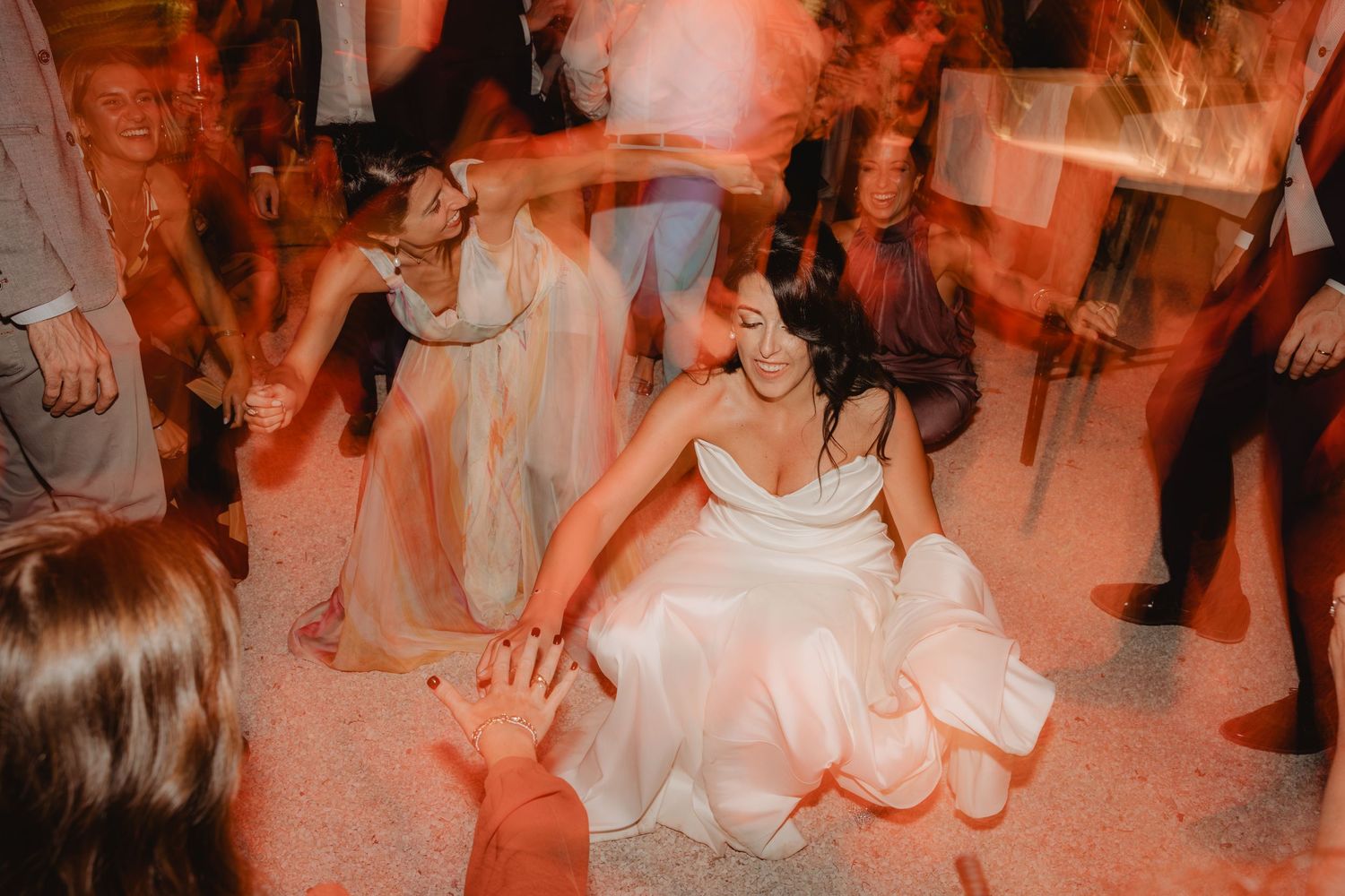 Elena balla tra gli invitati, in un’immagine mossa dalle luci della festa.