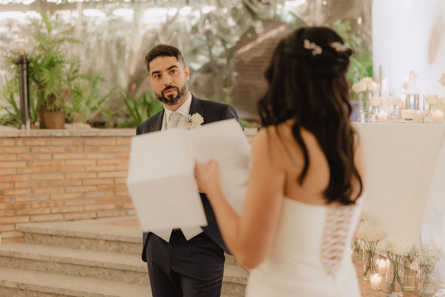 Marco guarda Elena durante un momento del ricevimento.