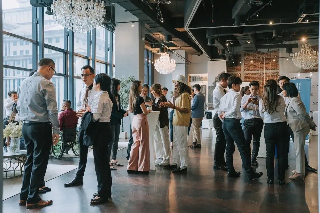 Elevate your Bay Area corporate event, trade show, or team summit with instant live-delivered headshots sent straight to attendees' phones.