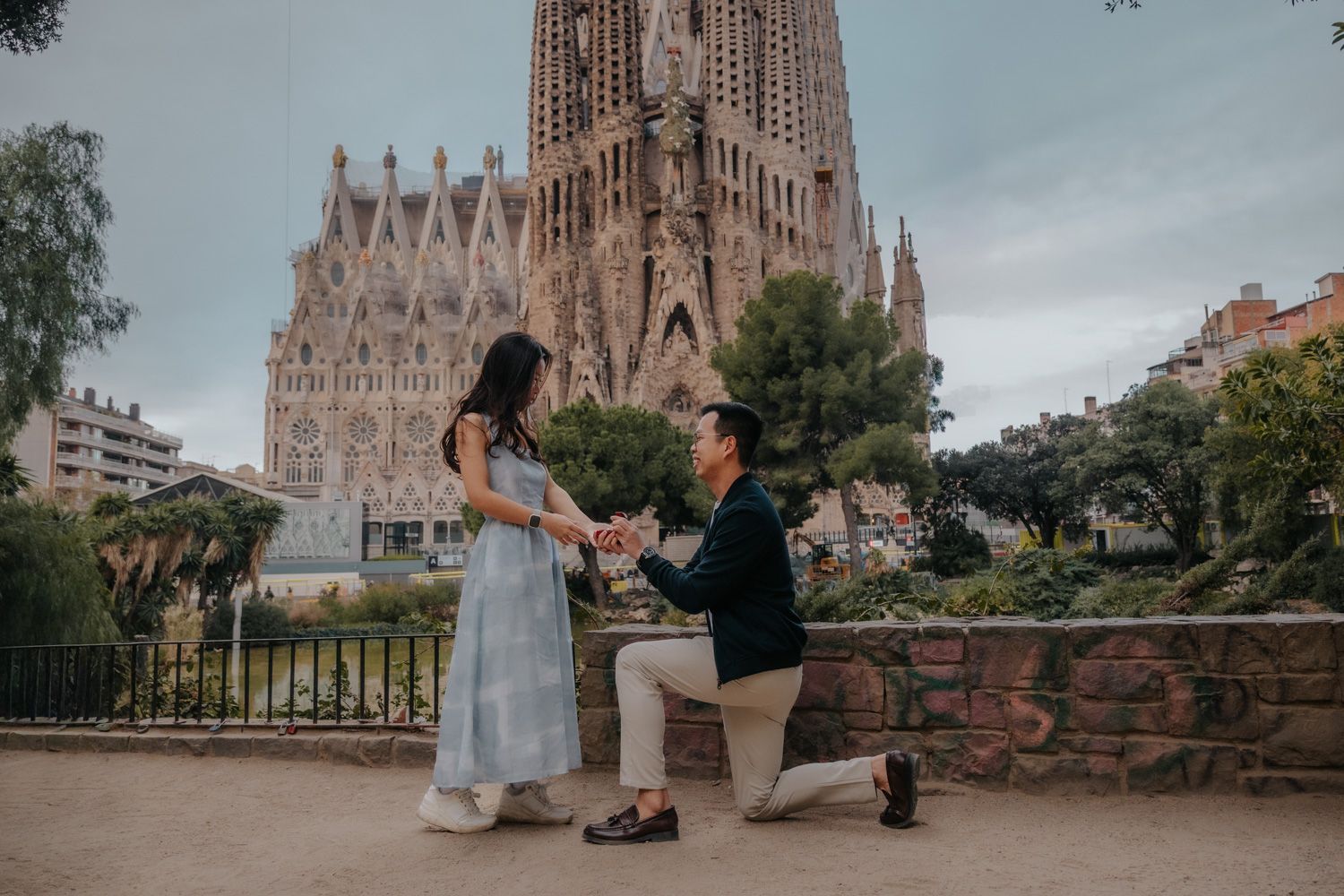 Wide-angle view of a surprise proposal in Barcelona with the majestic Sagrada Família