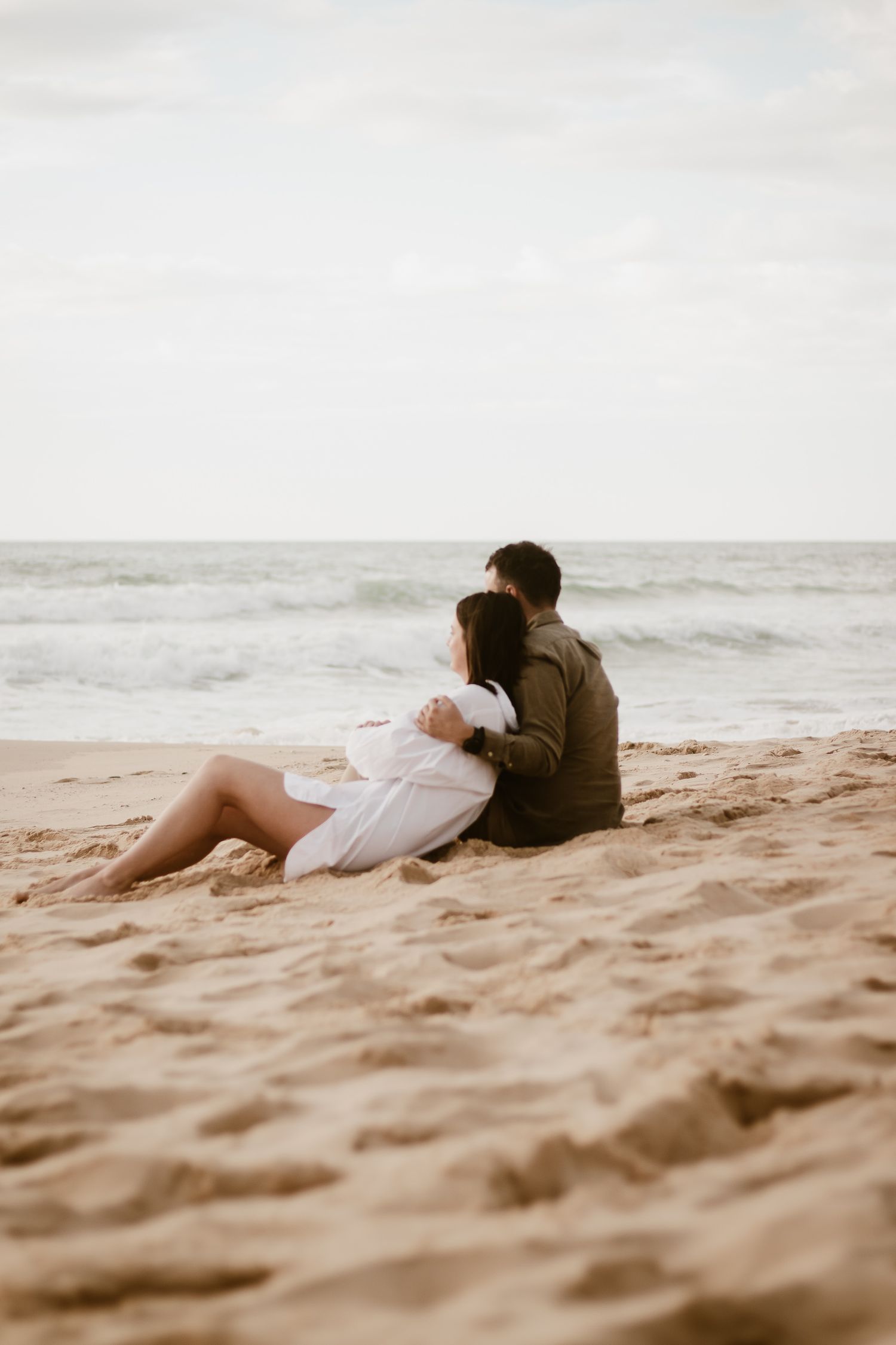 Photographie portrait couple au coucher de soleil à Lacanau Océan Gironde