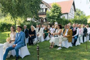 Hochzeitsgäste bei einer romantischen Kahnfahrt durch die Kanäle des Spreewaldes