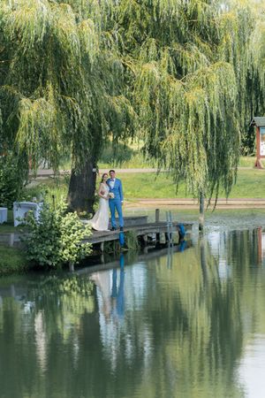 Brautpaar beim romantischen Paarshooting am Ufer der Spree im Spreeparadies Spreewald
