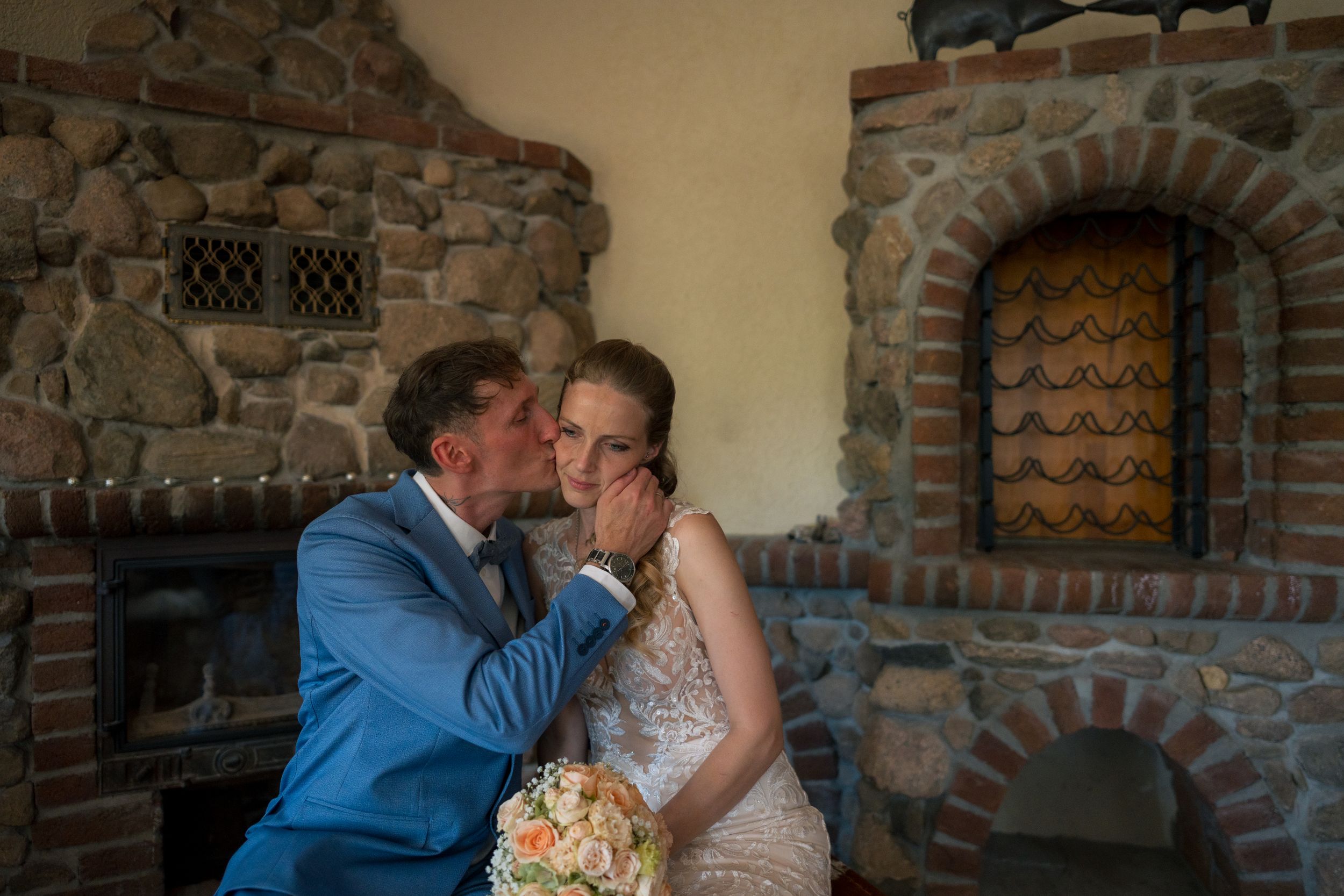 Hochzeitstorte und liebevolle Details im rustikalen Ambiente des Spreeparadieses