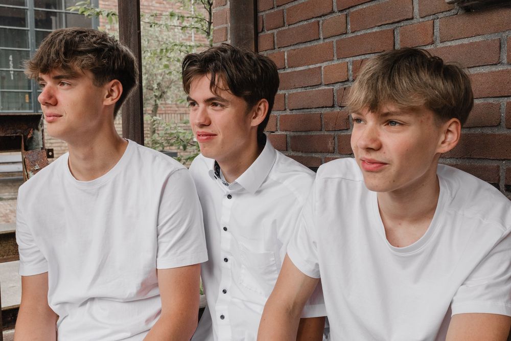 Portret van de drie broers, bij elkaar zittend op ene rijtje
