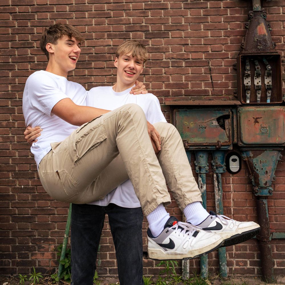 Jongste broer tilt de middelste broer op