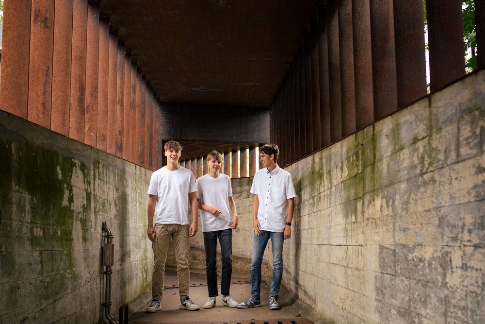 Jongens poseren samen in een tunnel op het industriële Hembrugterrein in Zaandam