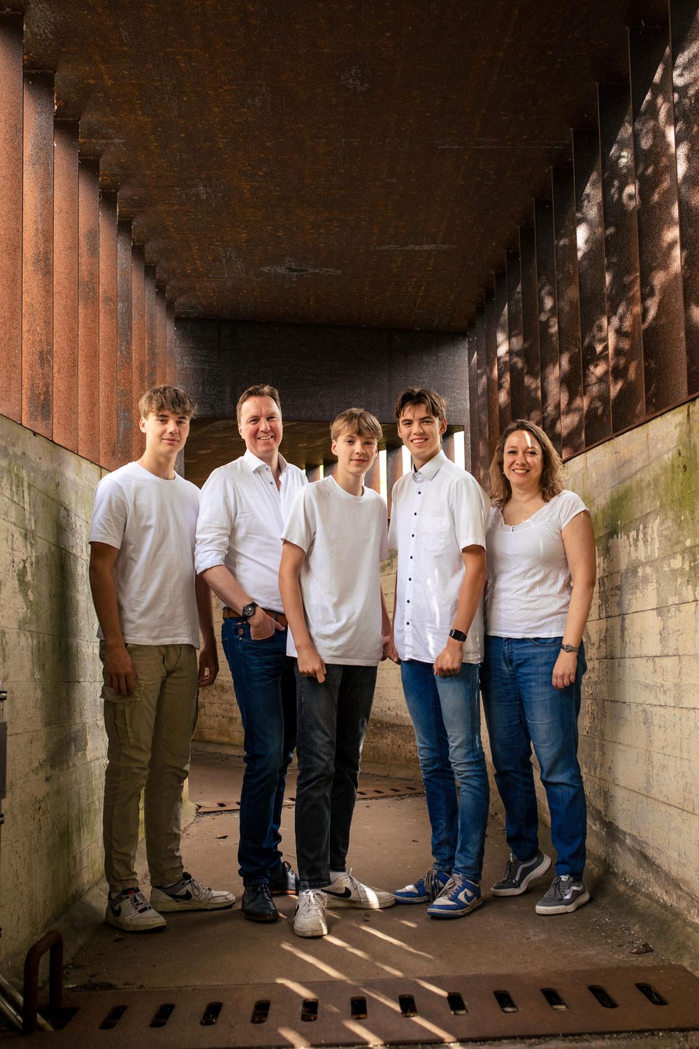 Gezin poseert samen in een tunnel op het Hembrugterrein in Zaandam