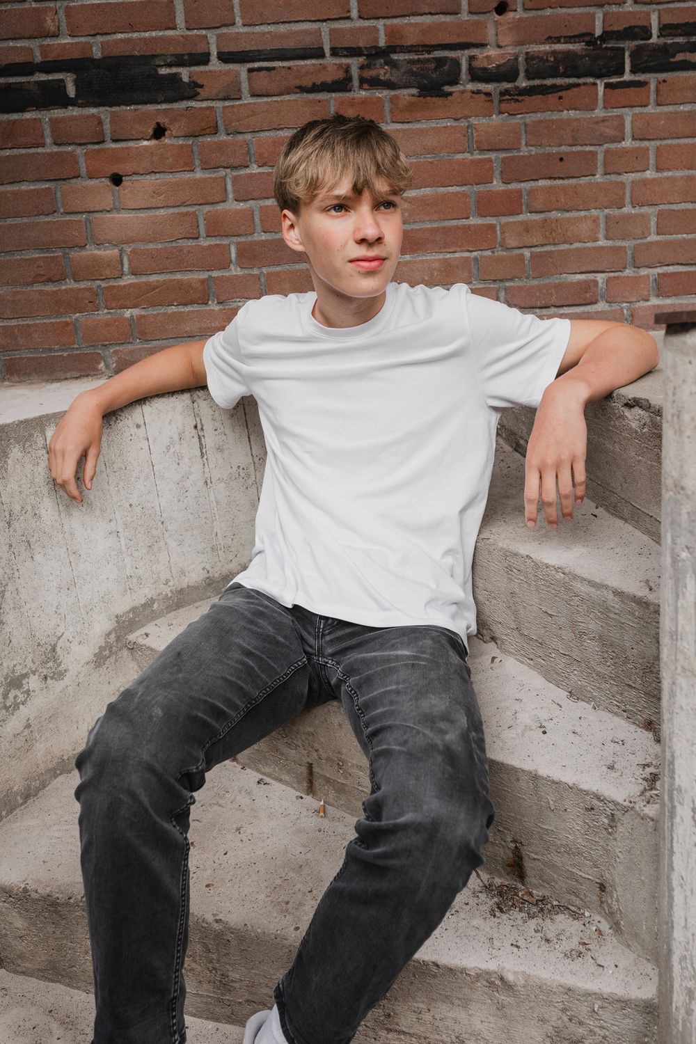 Portret van de jongste zoon tijdens een gezinsshoot op het Hembrugterrein