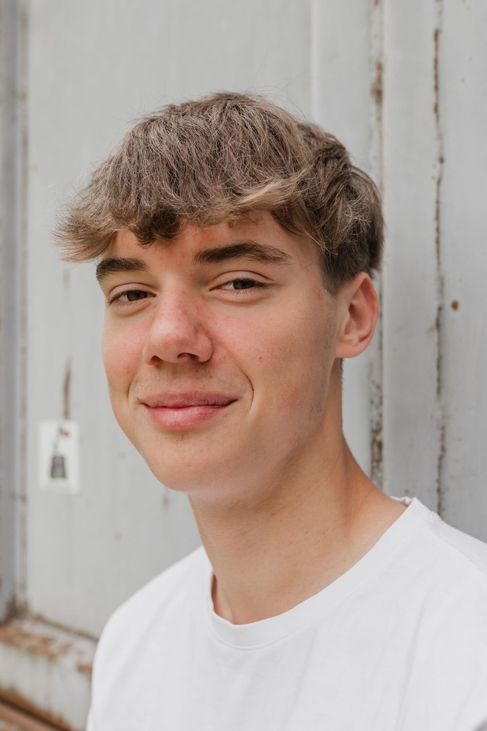 Portret van de middelste zoon tijdens een fotoshoot op het Hembrugterrein